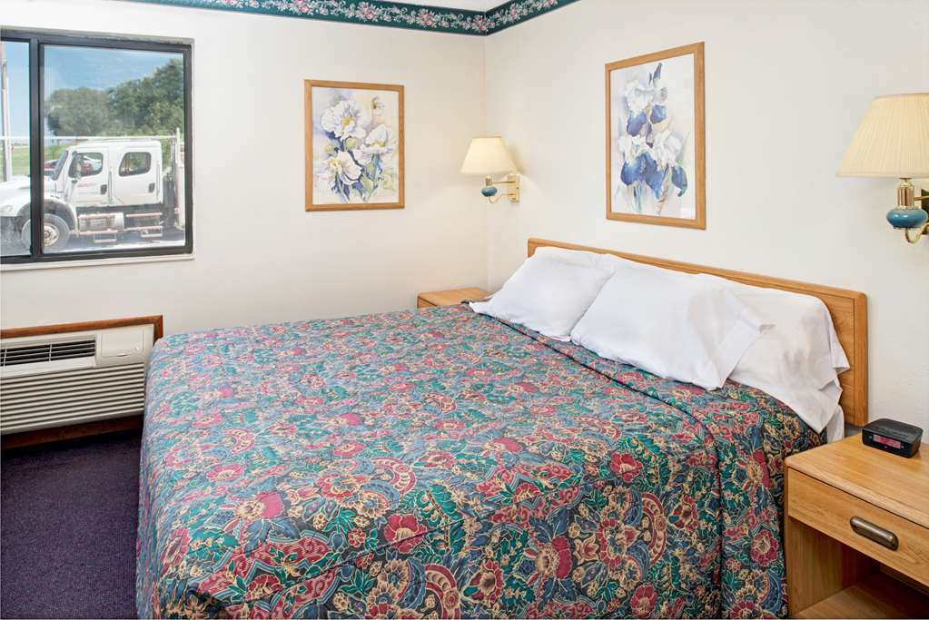 Rodeway Inn Red Oak Room photo